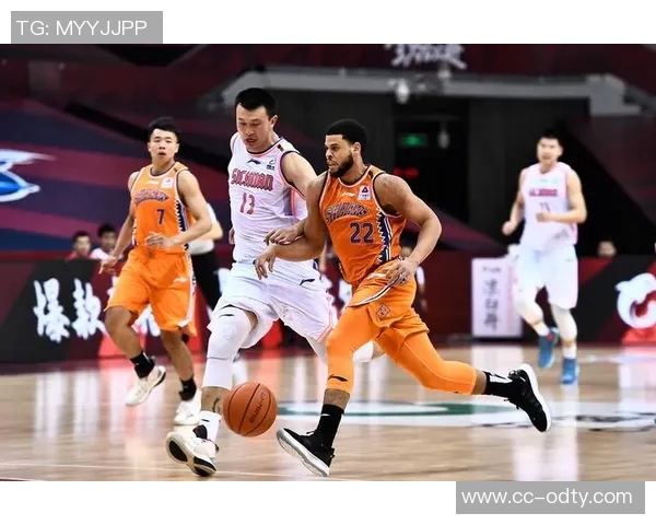 麦卡半场被调侃能否进三个球最终尝试未能成功引发队友欢笑 麦卡半场被调侃能否进三个球最终尝试未能成功引发队友欢笑