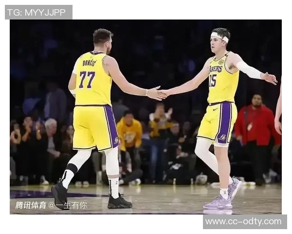 慈世平分享湖人亲子活动瞬间感谢东契奇詹姆斯与孙女合影留念